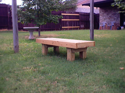 ספסל מעץ לגינה